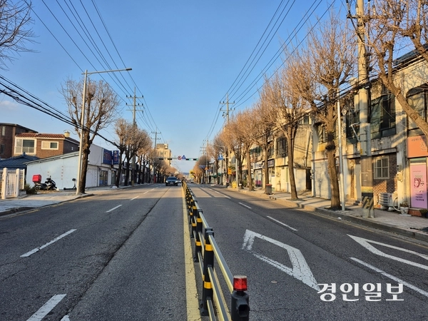 동두천시가 50년 넘어 노후된 평화로 ‘75주택’에 대한 가로환경 정비를 대대적으로 진행해 신도시와 원도심 지역균형 발전을 도모할 예정이다. 동두천/오연근기자 oyk@kyeongin.com