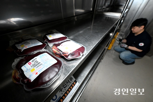 겨울철 헌혈하는 사람들이 줄면서 경기도내 혈액 공급에 비상이 걸렸다. 사진은 지난 10일 수원시 영통구 대한적십자사 경기혈액원 혈액창고가 텅 비어 있는 모습. 2025.12.10 /최은성기자 ces7198@kyeongin.com