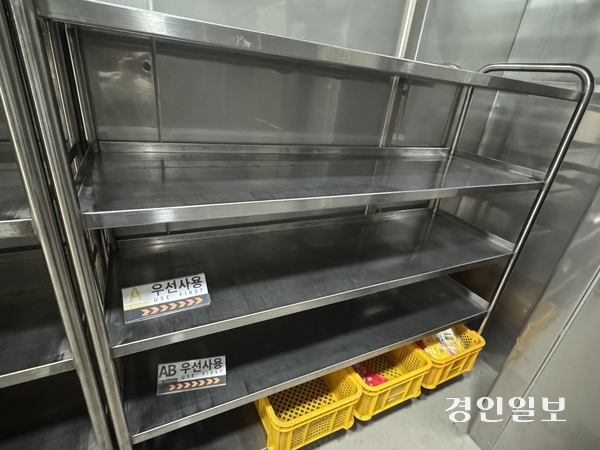 지난 12일 오후 1시께 찾은 수원시 영통구 대한적십자사 경기혈액원의 혈액 창고가 텅 비어있다. 2025.12.12 /마주영기자 mango@kyeongin.com