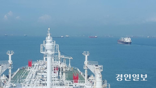 평택항 바닷길을 오가는 선박들이 입출항 불편, 사고 위험에 노출된 가운데 항로를 확장 또는 분산 항로를 건설, 대규모 준설을 통해 항만의 경쟁력을 높여가야 한다는 지역내 여론에 힘이 실리고 있다. 사진은 혼잡한 평택항 항로. /독자 제공