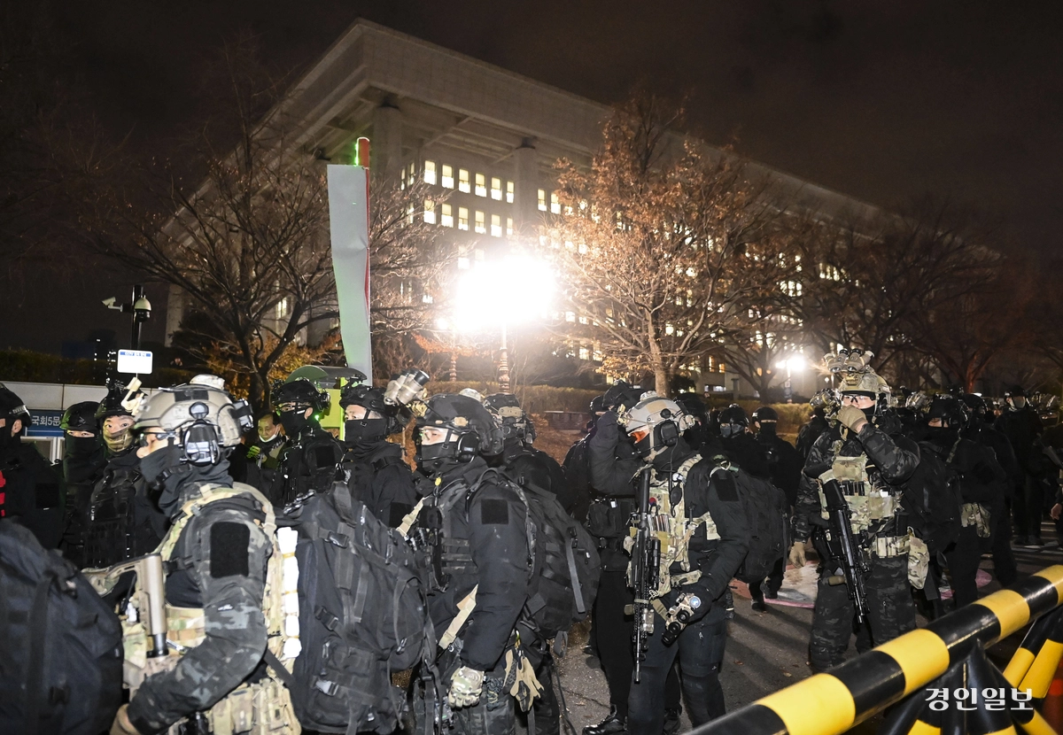 2024년 12월 4일 서울 국회에서 열린 본회의에서 비상계엄 해제가 의결되자 군 병력이 철수하고 있다. 2024.12.4 /이지훈기자 jhlee@kyeongin.com