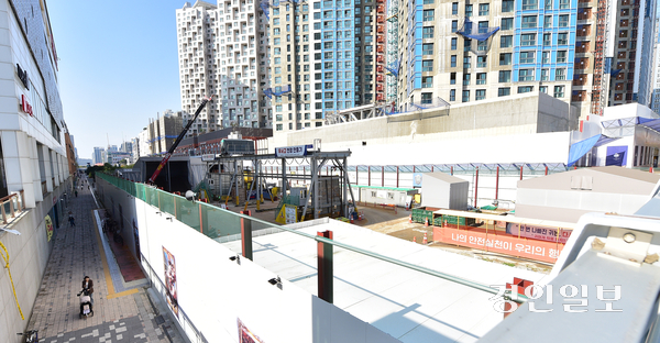 사진은 인천 청라국제도시 커넬웨이 한복판에서 서울지하철 7호선 연장공사가 진행되고 있는 모습. /연합뉴스