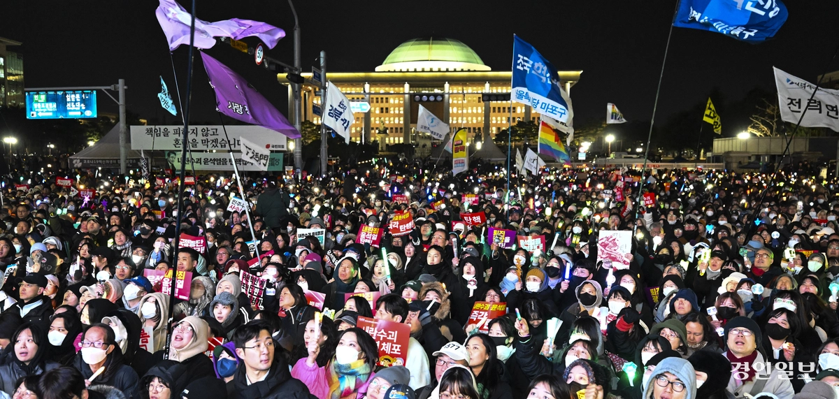 2024년 12월 7일 오후 서울 국회 앞에서 수많은 시민들이 몰린 가운데 ‘윤석열 퇴진 범국민 촛불 대행진’ 집회가 열리고 있다. 2024.12.7 /이지훈기자 jhlee@kyeongin.com
