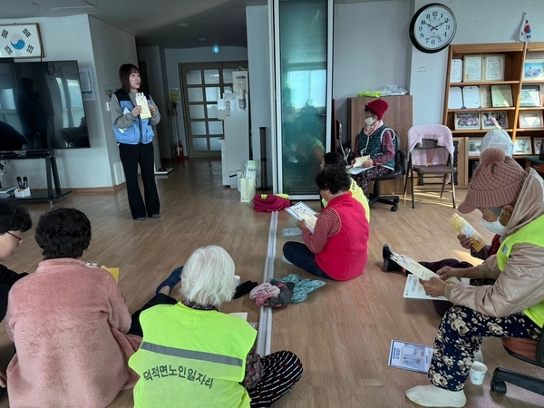 가천대 길병원이 도서지역을 방문해 주민들에게 호스피스·완화의료에 대해 알리고 있다. /길병원 제공