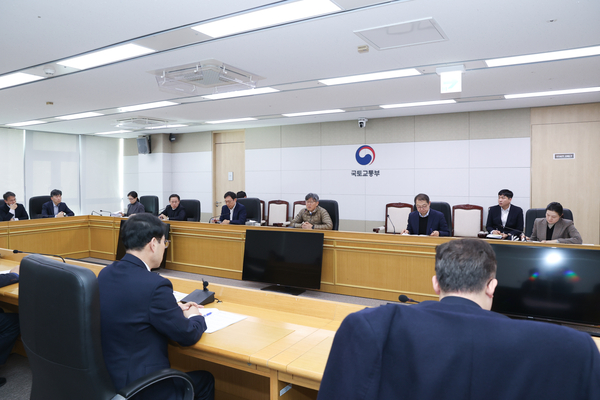 정부가 사업 진행이 지지부진한 ‘뉴스테이’(기업형 민간주택) 제도를 손질하기로 해 인천에서 뉴스테이를 추진하던 재개발 정비조합들의 기대감도 커지고 있다. 사진은 지난 8일 김이탁 국토교통부 1차관이 세종에서 ‘제1차 주택시장 및 공급대책 점검회의’를 주재하고 있는 모습. 2025.12.8 /국토교통부 제공