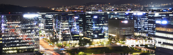 초거대 AI 경쟁이 본격화되면서 경기도내 기업들이 AI 도입을 확대하는 등 국내 AI 산업 중심지로 급부상하고 있다. 사진은 대기업의 AI기술 투자가 이어지고 있는 성남 판교 테크노밸리 야경. /임열수기자 pplys@kyeongin.com