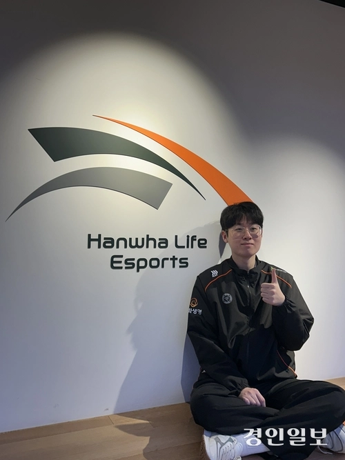 15일 경기 고양시 한화생명e스포츠 캠프원에서 제우스(최우제)가 포즈를 취하고 있다. 2025.12.15/백효은기자100@kyeongin.com