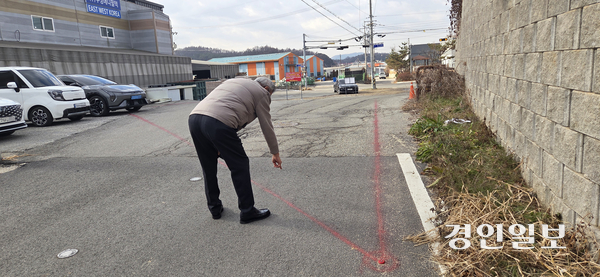 파주 파주읍 부곡리 한 토지주는 누군가 무단으로 소유지에 불법 포장도로를 조성했다는 민원을 시에 제기했다.  2025.12.15 파주/이종태기자 dolsaem@kyeongin.com