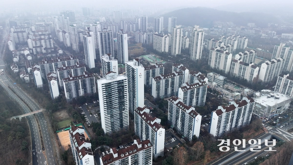 평촌·분당 선도지구 6곳에 대한 특별정비구역 지정 조건부 승인이 이뤄졌지만, 정부가 당초 제시했던 2035년 완료가 실제 실현될지는 미지수다. 성남시 분당구 아파트 모습. 2025.12.16 /최은성기자 ces7198@kyeongin.com