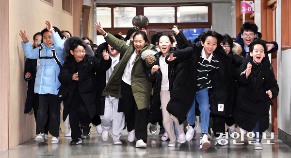 겨울방학식이 열린 16일 오전 수원시 영통구 잠원초등학교에서 방학식을 마친 4학년 학생들이 활짝 웃으며 교실을 빠져나오고 있다. 2025.12.16 /최은성기자 ces7198@kyeongin.com