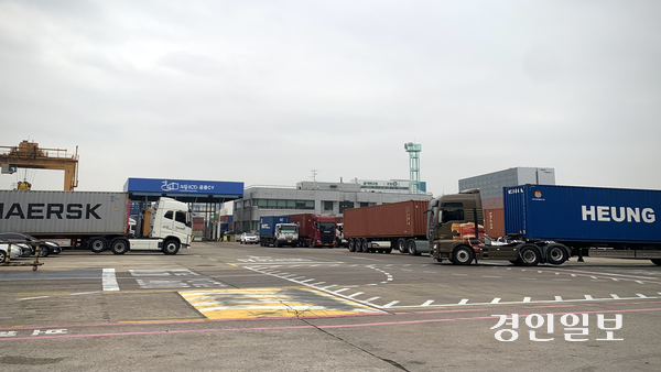 16일 오전 의왕시 오봉로에 위치한 의왕ICD 제2터미널에서 컨테이너를 실은 대형 화물차들이 줄어서 있다. 최근 이재명 대통령의 안전운임제 일몰제 폐지 언급과 관련해 해당 논의가 수면 위로 떠오른 가운데, 이날 오후부터 화물연대는 농성장을 꾸려 내년도 안전운임 연내 고시 등을 촉구할 계획이다. 2025.12.16 /유혜연기자 pi@kyeongin.com