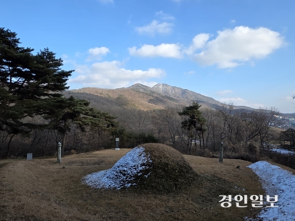 인천광역시 문화유산자료로 지정돼 있는 강화도 진강산 서쪽 자락의 김취려 장군 묘소. 멀리 보이는 산이 진강산 정상부이다. 2025.12.14 /정진오기자 schild@kyeongin.com