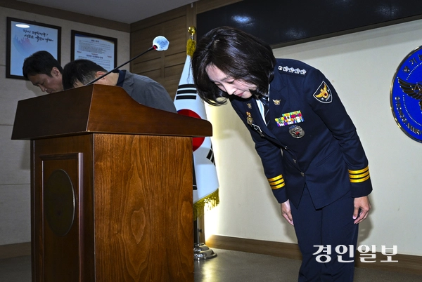 지난 5월 28일 강은미 화성동탄경찰서장을 비롯한 관계자들이 수원시 장안구 경기남부경찰청에서 5월 12일 발생한 납치살해 사건에 대해 사과하며 피해자와 유가족들에 대해 고개를 숙이고 있다. /경인일보DB