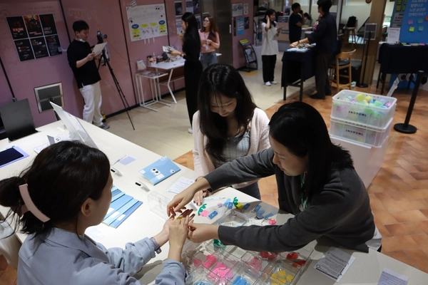 지난 10월 15일부터 17일까지 광명시 청년동에서 진행된 ‘실패전환 팝업스토어’에 방문객들이 상품을 둘러보고 있다. /광명시 제공