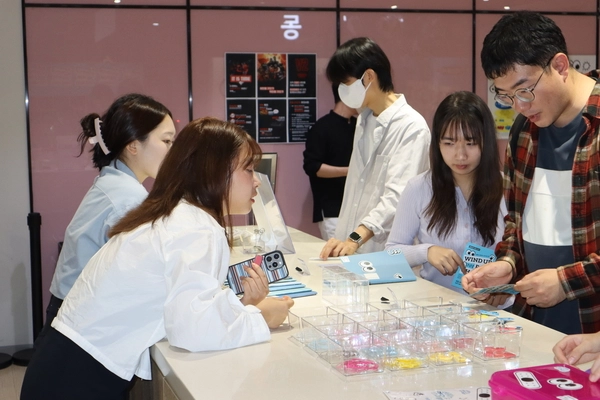 지난 10월 15일부터 17일까지 광명시 청년동에서 진행된 ‘실패전환 팝업스토어’에 방문객들이 상품을 둘러보고 있다. /광명시 제공