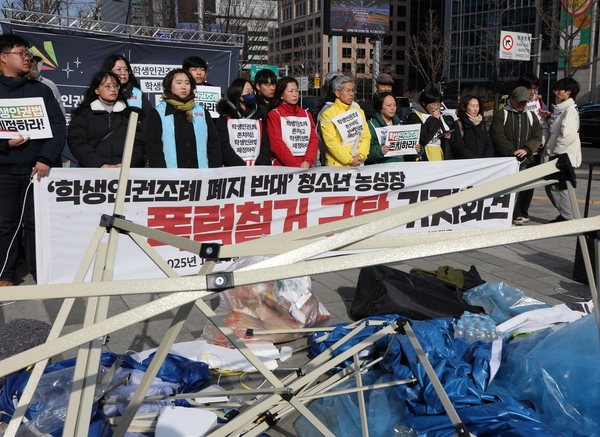 2일 서울 중구 서울시의회 앞에서 학생인권 후퇴 저지 긴급행동이 연 ‘학생인권조례 폐지 반대 청소년 농성장 철거 규탄’ 기자회견에서 참가자들이 중구청의 강제 철거가 위법한 공무집행이라고 주장하며 이를 규탄하는 발언을 하고 있다. 2025.12.2 /연합뉴스