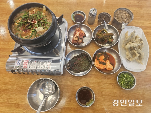 진하고 고소한 추어탕과 바삭한 추어 튀김. 2025.11.18 남양주/이종우기자 ljw@kyeongin.com