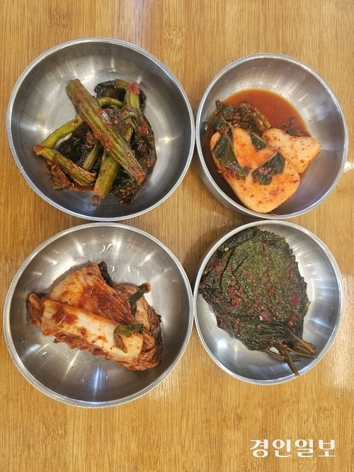 담터추어탕이 35년간 지켜오는 갓김치와 깻잎. 남양주/이종우기자 ljw@kyeongin.com