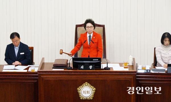 18일 오전 진행된 과천시의회  제294회 제2차 정례회 제4차 본회의에서 하영주 의장(사진 가운데)이 2026년 본예산 수정예산안 의결을 선언하고 있다. 2025.12.18  과천/박상일기자 metro@kyeongin.com