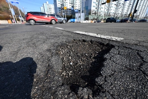 [포토] 잦은 눈·비에 위험천만 포트홀