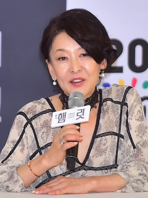 ‘1세대 연극 스타’ 배우 윤석화, 뇌종양 투병 중 별세