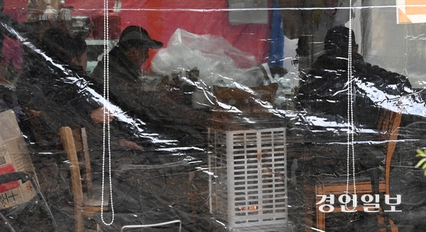 사할린 동포들은 한국 국적을 취득할 때 러시아식 발음이 아닌 한국식 이름으로 표기해 달라고 정부에 요구하고 있다.  안산시 고향마을에서 사할린 동포 2세대들이 게임을 하며 시간을 보내고 있는 모습. 2025.11.17 /최은성기자 ces7198@kyeongin.com