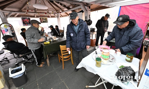 ‘사할린 동포 영주 귀국사업’을 통해 현재까지 5천340명이 고국의 품에 들어왔고 현재는 3천여명의 동포가 한국에 살고 있다. 안산시 고향마을에서 사할린2세 동포들이 대화를 나누고 있는 모습. 2025.11.17 /최은성기자 ces7198@kyeongin.com