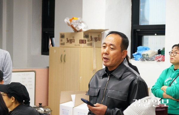 앞으로 진행될 많은 어려움을 해결하고 재개발 사업이 성공하기 위해 소유주민들의 단합이 무엇보다 중요하다고 강조하는 박홍귀 주민준비위원장. 2025.12.20  안양/박상일기자 metro@kyeongin.com