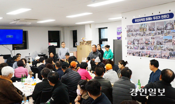 20일 오후 안양시 석수동 ‘안양박물관 주변마을 공공재개발 주민준비위원회’ 사무실에서 진행된 공공재개발 예정지구 지정 확정 축하 및 소유주민 송년모임에서 박홍귀 위원장이 그동안의 성과와 과제를 설명하고 있다. 2025.12.20  안양/박상일기자 metro@kyeongin.com