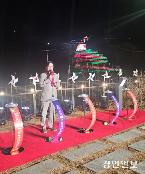 김병수 김포시장이 20일 열린 크리스마스 특별문화행사 ‘애기봉 윈터라이트’에서 애기봉을 찾은 시민과 방문객에게 환영 인삿말을 하고 있다. 2025.12.20 김포/김연태 기자 kyt@kyeongin.com