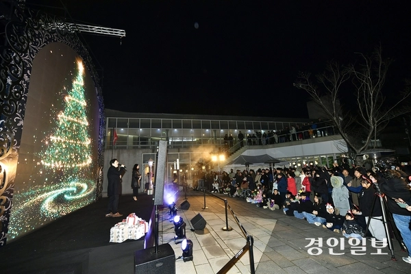 20일 열린 김포시 ‘애기봉 윈터라이트’ 행사에서 뮤지컬 배우들이 미디어트리를 배경으로 공연을 선보이며, 관객들과 호흡하고 있다. 2025.12.20 /김포시 제공