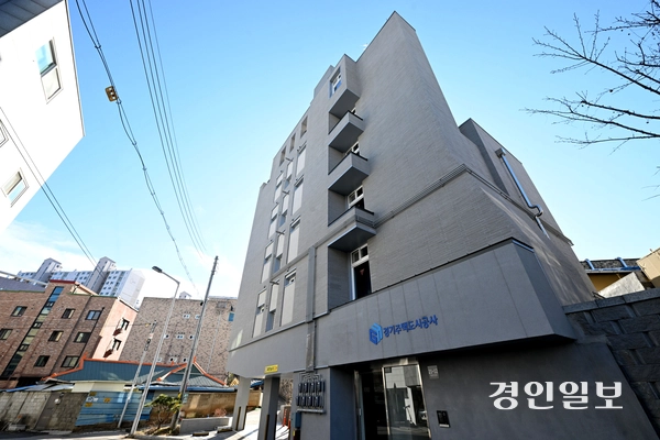 경기도와 경기주택도시공사(GH)의 ‘경기도형 빈집정비 시범사업’을 통해 흉물로 방치되던 평택시의 한 빈집이 공공임대주택으로 재탄생해 지역 주민들로부터 큰 호응을 얻고 있다. 사진은 21일 평택시 이충동 공공임대주택 모습. 2025.12.21 /최은성기자 ces7198@kyeongin.com