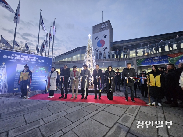 20일 김포시 애기봉에서 열린 크리스마스 특별문화행사 ‘애기봉 윈터라이트’에서 김병수 시장과 김종혁 시의장을 비롯한 지역 내 주요 인사들이 ‘애기봉 희망의 트리’ 제막을 위한 테이프 커팅식을 하고 있다. 2025.12.20 김포/김연태 기자 kyt@kyeongin.com