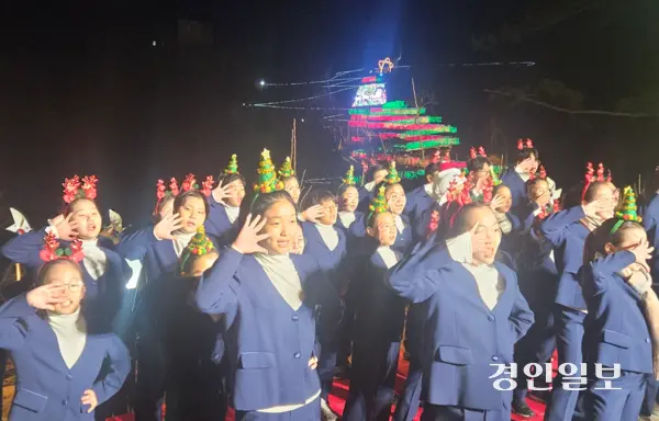 김포시가 20일 개최한 크리스마스 특별문화행사 ‘애기봉 윈터라이트’에서 김포시립소년소녀합창단이 불이 밝혀진 ‘트리로드’를 기념해 축하공연을 하고 있다. 2025.12.20 김포/김연태 기자 kyt@kyeongin.com