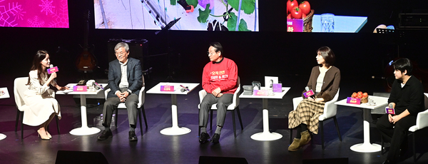 지난 18일 오후 인천문화예술회관 소공연장에서 인천시가 개최한 ‘오직 인천 콘서트&토크’가 진행됐다. (왼쪽 두번째부터)김의환 현대로템 고문, 유정복 인천시장, 재즈 싱어송라이터 김유진, 스마트팜운영 청년농부 김승한 대표가 나와 시민들을 만났다. 2025.12.18 /조재현기자 jhc@kyeongin.com