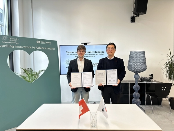 시흥산업진흥원 임창주 원장이 스위스 바젤 바이오클러스터 관계자를 만나 상호 협력을 약속했다. /시흥산업진흥원 제공