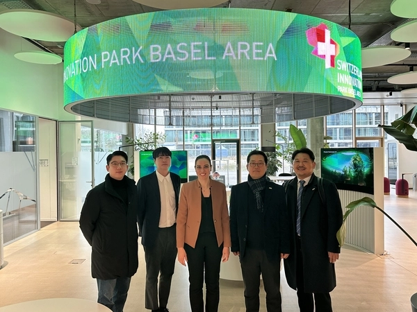 임창주 시흥산업진흥원장을 비롯한 진흥원 직원들이 스위스 바젤 바이오클러스터를 찾아 상호 협력 방안을 논의했다. /시흥산업진흥원 제공