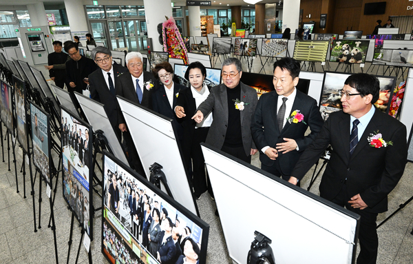 지난 19일 경기도청 로비에서 열린 제29회 2025 경기지역 보도사진전 개막식에서 고영인 경기도 경제부지사, 정윤경 경기도의회 부의장, 임열수 한국사진기자협회 경기지회장 등 내빈들이 전시 작품을 관람하고 있다. 2025.12.19 /경기사진공동취재단