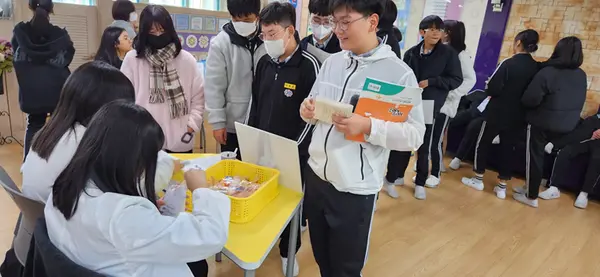 수원 곡선중학교에서 학생 참여형 ‘마음약방’ 프로그램이 진행되고 있다. /곡선중 제공