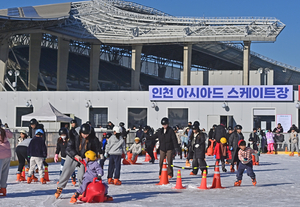 [포토] 올 겨울 첫 쌩쌩… 스케이트장 개장