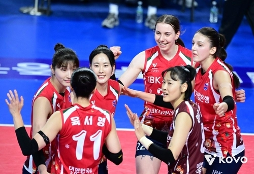 4일 경기도 화성종합실내체육관에서 열린 2025-2026 프로배구 V리그 여자부 IBK 기업은행과 정관장의 경기. 기업은행 선수들이 득점 후 환호하고 있다. 2025.12.4 /연합뉴스