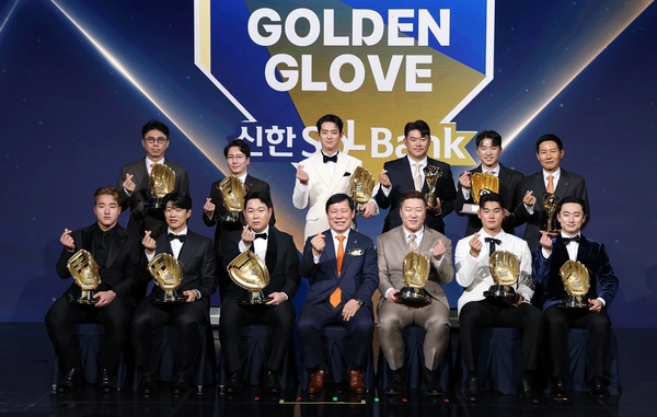 9일 서울 송파구 롯데호텔 월드에서 열린 프로야구 2025 신한 SOL뱅크 골든글러브 시상식에서 허구연 총재와 선수들이 기념 촬영을 하고 있다. 2025.12.9 /연합뉴스