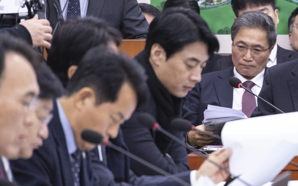 이학재 인천공항공사 사장이 17일 국회 국토교통위원회 전체 회의에 출석해 자리에 앉아 자료를 살펴보고 있다. 2025.12.17 /연합뉴스