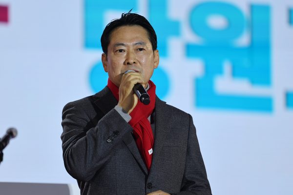 국민의힘 장동혁 대표가 19일 청주 오스코에서 열린 충북도당 당원 교육 행사에 참석해 축사하고 있다. 2025.12.19 /연합뉴스