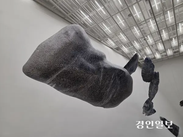 수원시립미술관 개관 10주년 전시 ‘공생’ 전시는 설치, 사운드, 소설 등 서로 다른 영역의 작품을 병치해 공생이라는 가치를 관람객들이 사유할 수 있는 특별한 감각 경험을 제공한다. 윤향로 작가의 작품 ‘오이스터’. 2025.12.19 /이시은기자 see@kyeongin.com