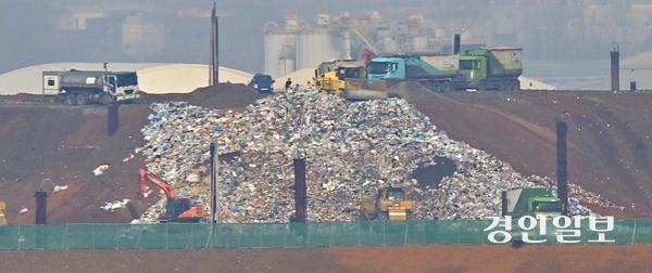 내년 1월 1일부터 금지되는 수도권 생활폐기물 직매립에 대해 경기도의 우려는 꺼지지 않았다. 사진은 직매립이 진행 중인 수도권매립지 3-1공구. 2025.12.22 /조재현기자 jhc@kyeongin.com