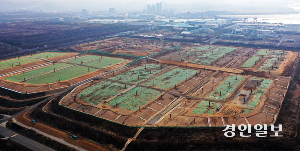 수도권 생활폐기물 직매립이 내년부터 금지됨에 따라 경기도는 공공소각시설을 차질 없이 확충해 직매립 제로화를 달성할 방침이다. 사진은 22일 직매립이 진행 중인 수도권매립지 3-1공구. 2025.12.22 /조재현기자 jhc@kyeongin.com
