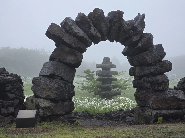 영원을 여는 돌의 문.