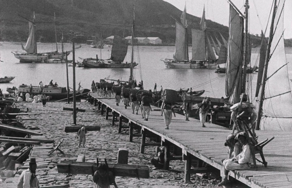 잔교를 내려가는 인부들이 곡식 가마니를 지고 내려가는 모습과 목재를 들고 오르는 모습이 확인된다. /한국영상자료원 제공