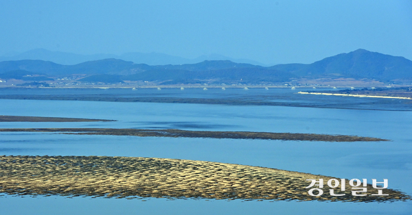정부가 접경지역을 평화경제특구로 지정해 균형발전과 남북 경제공동체의 토대를 마련하겠다는 계획을 본격화했다. 사진은 한강하구와 북한 모습. 2025.11.5 /조재현기자 jhc@kyeongin.com
